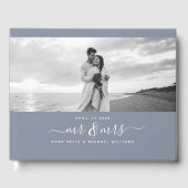 Mr & Mrs. Elegant Script Dusty Blue Foto Wedding Gästebuch (Vorderseite)
