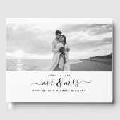 Mr & Mrs. Elegant Script Modernes Foto Hochzeit Gästebuch (Vorderseite)