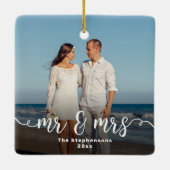Mr & Mrs. Elegant Script Overlay Doppelseitiges Fo Keramikornament (Rückseite)