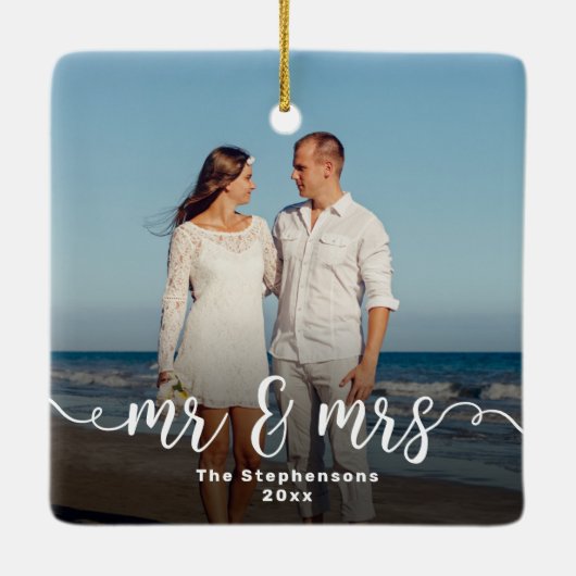 Mr & Mrs. Elegant Script Overlay Doppelseitiges Fo Keramikornament (Rückseite)