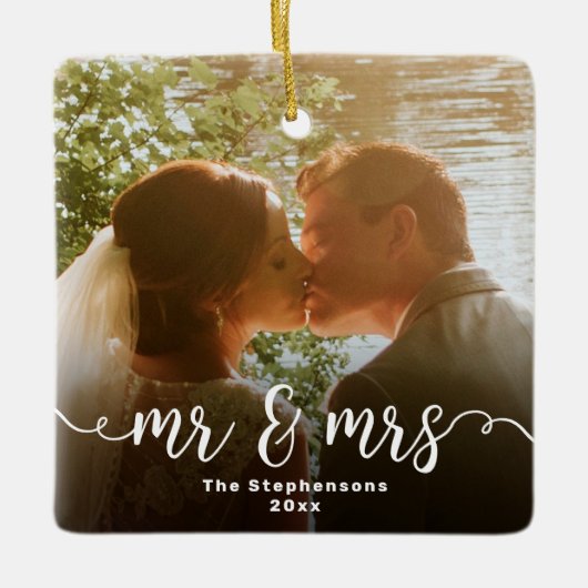 Mr & Mrs. Elegant Script Overlay Doppelseitiges Fo Keramikornament (Vorderseite)