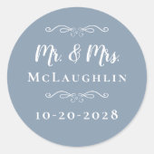 Mr & Mrs Elegant Wedding Empfang Chic Dusty Blue Runder Aufkleber (Vorderseite)