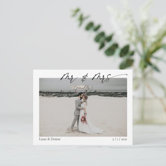 Mr & Mrs (endlich) Fun Script Hochzeitsankündigung Postkarte (Stehend Vorderseite)