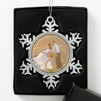 Mr & Mrs. First Christmas Circle Text Wedding Foto Schneeflocken Zinn-Ornament