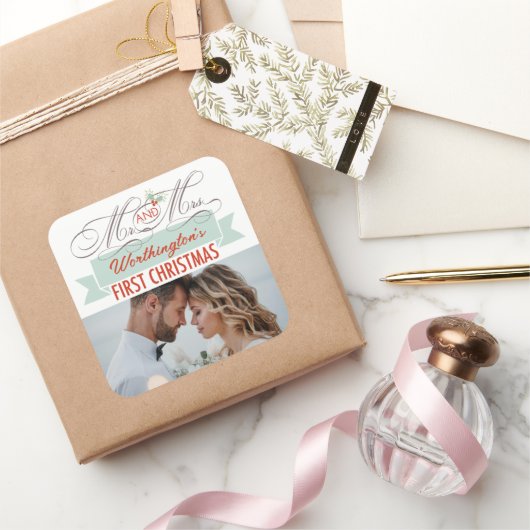 Mr & Mrs. First Christmas Mistletoes Foto Wedding Quadratischer Aufkleber (Schenken)