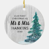 Mr & Mrs. First Christmas Verheiratet Rustic Pine  Keramik Ornament (Hinten)