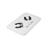 Mr & Mrs Funny Foot Print White Badematte (Schrägansicht)