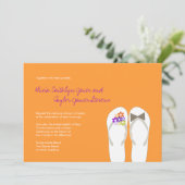 Mr & Mrs Lila Flip Flops Beach Wedding Einladung (Stehend Vorderseite)
