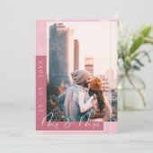 Mr & Mrs Magenta Pink White Script Foto Save The Date (Stehend Vorderseite)