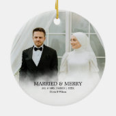 Mr. & Mrs. | Married & Merry First Christmas Photo Keramik Ornament (Hinten)