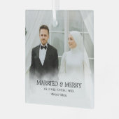 Mr. & Mrs. | Married & Merry First Christmas Photo Ornament Aus Glas (Vorderseite links)