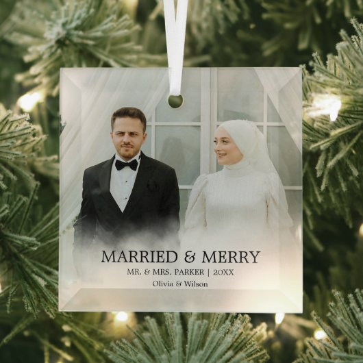 Mr. & Mrs. | Married & Merry First Christmas Photo Ornament Aus Glas (Insitu)