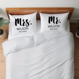Mr & Mrs. Modern Script Wedding Anniversary Couple Kissenbezug