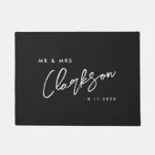 Mr Mrs Monogram Handwriting Script Modern Black Fußmatte (Vorderseite)