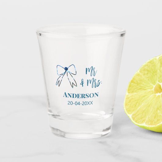Mr. & Mrs. Name Datum Gastgeschenk Hochzeit blau g Schnapsglas (Vorderseite)