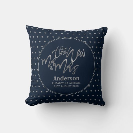 Mr. & Mrs. (Name, Datum) Wedding Navy Silberherzen Kissen (Vorderseite)