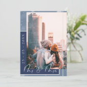 Mr & Mrs Navy Blue White Script Foto Save The Date (Stehend Vorderseite)