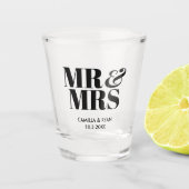 Mr & Mrs Personalisiert Gastgeschenk Hochzeit Shot Schnapsglas (Vorderseite)