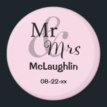 Mr & Mrs Personalisiert Wedding Couple Names Datum Magnet<br><div class="desc">Personalisierter Magnet für das glückliche Paar mit Nachname und Hochzeitstermin. Die Hintergrundfarbe ist anpassbar.</div>