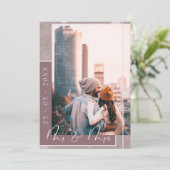 Mr & Mrs Plum Lila White Script Foto Save The Date (Stehend Vorderseite)