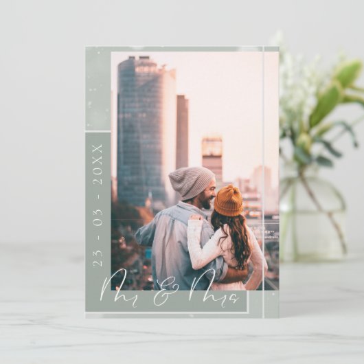 Mr & Mrs Sage Green White Script Foto Save The Date (Stehend Vorderseite)