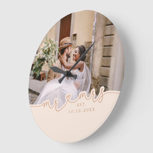 Mr Mrs Script Heart Photo Wedding Große Wanduhr (Winkel)