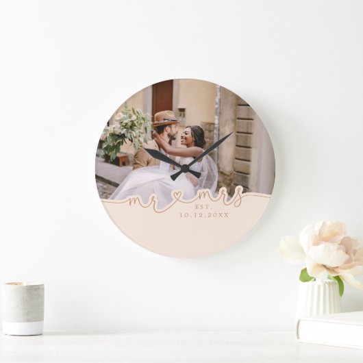 Mr Mrs Script Heart Photo Wedding Große Wanduhr (Zuhause)