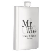 Mr&Mrs Simple Elegant Typografy Gastgeschenk Hochz Flachmann (Rechts)