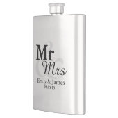 Mr&Mrs Simple Elegant Typografy Gastgeschenk Hochz Flachmann (Links)