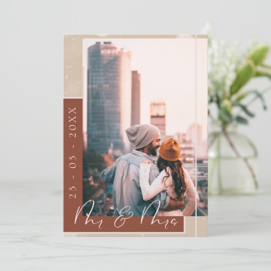 Mr & Mrs Terracotta Typografy Script Foto Save The Date (Stehend Vorderseite)