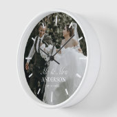 Mr & Mrs. Wedding Foto Personalisierte Round Clock Uhr (Winkel)