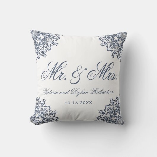 Mr & Mrs Wedding White Blue Elegant Script Kissen (Vorderseite)