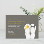 Mr & Mrs. Yellow Flip Flops Beach Wedding Einladun Einladung (Stehend Vorderseite)
