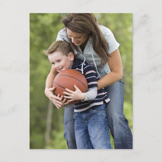 MR Mutter (26) spielt Basketball mit Sohn Postkarte (Vorderseite)