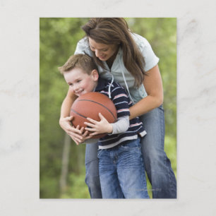 MR Mutter (26) spielt Basketball mit Sohn Postkarte