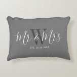 Mr. Newlyweds Gray White Script Monogram Dekokissen<br><div class="desc">Überraschen Sie ein Paar mit diesem Mr. und Mrs. Newlyweds graue weiße Script Monogram Accent Kissen. Es ist modern und beidseitig mit grauem Hintergrund gestaltet. Die Mitte hat einen großen dunkelgrauen Monogramm-Buchstaben und der Text ist "mr und mrs" in weißem, trendigem handgeschriebenem Skript. Das festgelegte Datum liegt unter den Namen....</div>