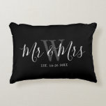 Mr. Newlyweds Schwarz-weiß Script Monogram  Dekokissen<br><div class="desc">Überraschen Sie ein Paar mit diesem Mr. und Mrs. Newlyweds Schwarz-weiße Script Monogram Accent Pillow. Es ist modern auf beiden Seiten mit schwarzem Hintergrund gestaltet. Die Mitte hat einen großen dunkelgrauen Monogramm-Buchstaben und der Text ist "mr und mrs" in weißem, trendigem handgeschriebenem Skript. Das festgelegte Datum liegt unter den Namen....</div>