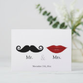Mr & the Mrs (Lips and the Stache) Wedding RSVP Karte (Stehend Vorderseite)