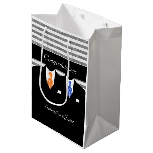 Mr. und Mr. Anzugs Wedding Personalisiert Blue Ora Mittlere Geschenktüte (Vorderseite Schrägansicht)