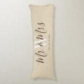 Mr. und Mrs. Beige Script Newlyweds Mit Monogramm  Seitenschläferkissen (Vorderseite Vertikal)