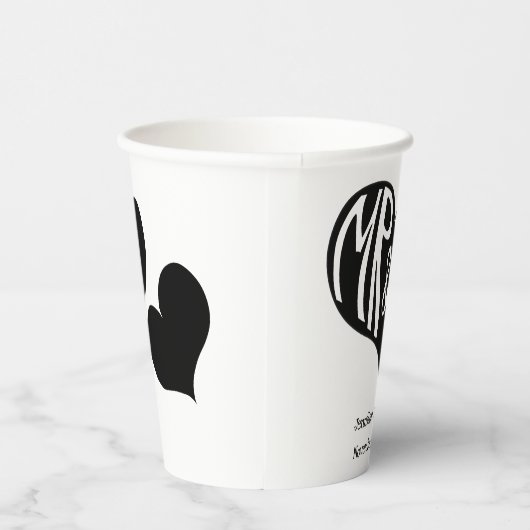 Mr. und Mrs. Black and White Heart Shape Wedding Pappbecher (Rechts)