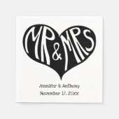 Mr. und Mrs. Black and White Heart Shape Wedding Serviette (Vorderseite)