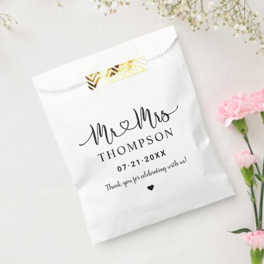 Mr. und Mrs. Black Heart Script Custom Wedding Geschenktütchen (Versiegelt)