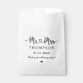 Mr. und Mrs. Black Heart Script Custom Wedding Geschenktütchen (Vorderseite)