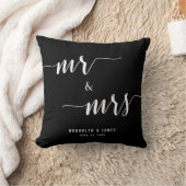 Mr. und Mrs. Calligraphy Black Wedding Pillows Kissen (Decke)