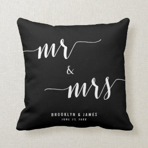 Mr. und Mrs. Calligraphy Black Wedding Pillows Kissen