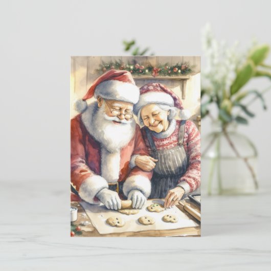 Mr. und Mrs. Claus Baking Cookies Custom Christmas Einladung (Stehend Vorderseite)