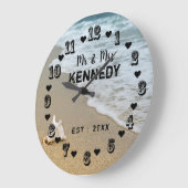 Mr. und Mrs. Coastal Beach Wedding Große Wanduhr (Winkel)