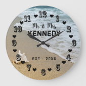 Mr. und Mrs. Coastal Beach Wedding Große Wanduhr (Vorderseite)