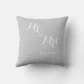 Mr. und Mrs. Elegant Gray White Wedding Pillows Kissen (Rückseite)